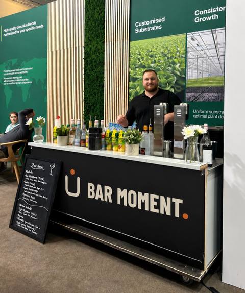 Barkeeperin von Bar Moment mixt Cocktails an der aufgebauten Bar